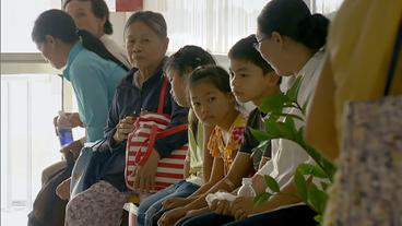 Bild: WDR/WDR Auch in der vierten Generation nach dem Krieg gibt es in Vietnam auffallend viele Kinder mit schweren Herzfehlern.