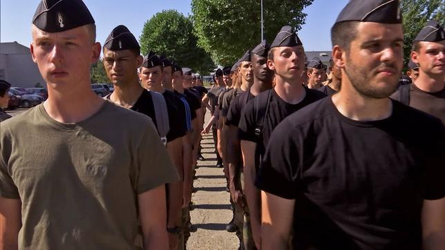 Junge Frauen und Männer haben sich freiwillig für die Nationalgarde gemeldet