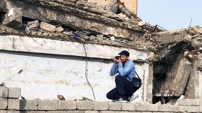 Ali al-Baroodi fotografiert auf einer Mauer.