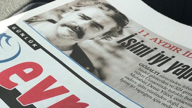 Titelseite einer Zeitung mit dem Foto von Deniz Yücel