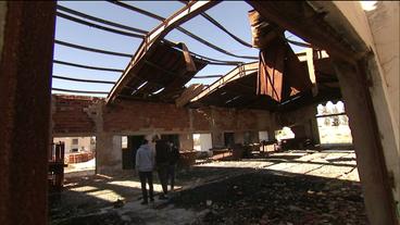Bild: WDR/WDR Junge Männer in der Ruine einer Fabrik