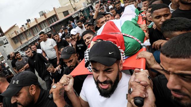 Palästinenser tragen den Leichnam von Naem Farran, der bei einer israelischen Militärrazzia im Flüchtlingslager Askar getötet wurde