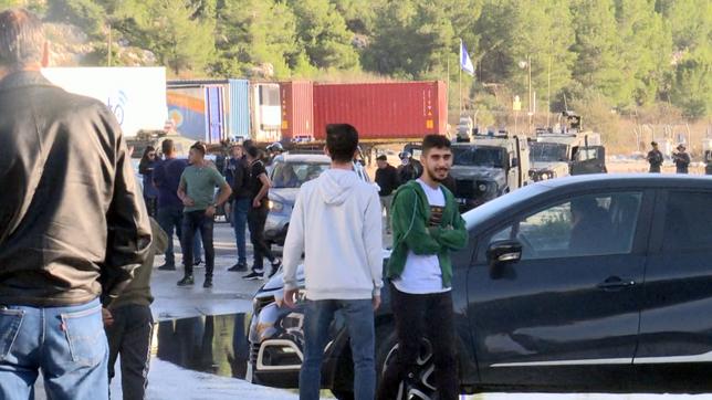 Bild: NDR Menschen und MIlitär auf einer Straße im Westjordanland.