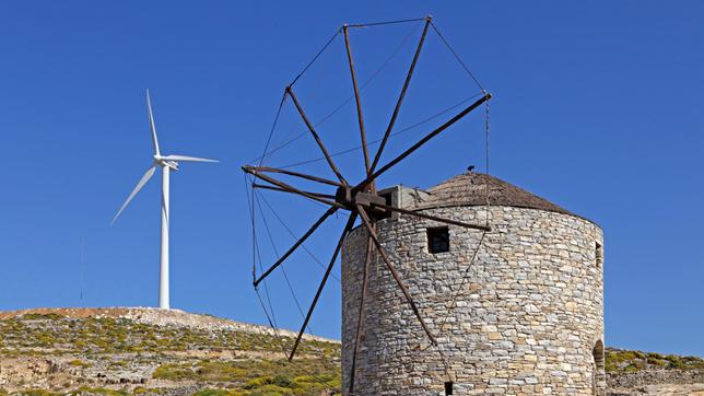 Bild: picture alliance / imageBROKER/Siegfried Kuttig Windkraftwerk und Windmühle bei Koronos, Insel Naxos, Kykladen, Ägäi