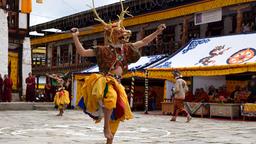 Mönche bei einer Tanzzeremonie während des Nimalung-Festivals, einem religiösen Festival, in Bumthang in Zentralbhutan