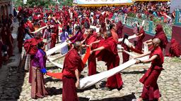 Mönche in Bumthang bei einem religiösen Ritual während des buddhistischen Festivals