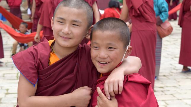 Zwei junge Mönche während des buddhistischen Festivals in Bumthang