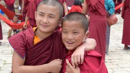 Zwei junge Mönche während des buddhistischen Festivals in Bumthang