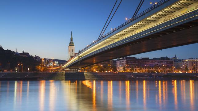 Die neue Brücke über die Donau in Bratislava, im Hintergrund die St. Martins Kathedrale