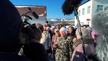 Bürger in der Siedlung Machnjowa, Ural, demonstrieren gegen fehlende Ärzte und mangelnde Rettungswagen