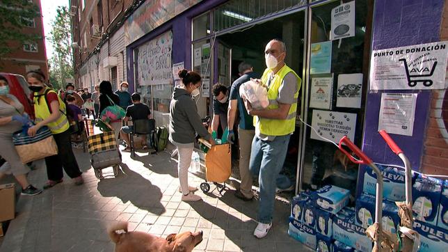 „Colas de hambre“ – „Hungerschlangen“. In Kirchengemeinden und Nachbarschaftsinitiativen verteilen Freiwillige Lebensmittelspenden an Bedürftige. Allein in Madrid sind geschätzt 100.000 Menschen darauf angewiesen.