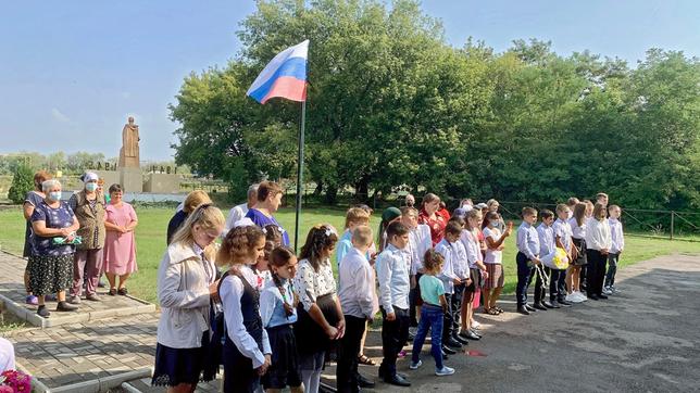 Im Dorf Demjan Bedny wird am 1. September 2021 der erste Schultag feierlich begangen.