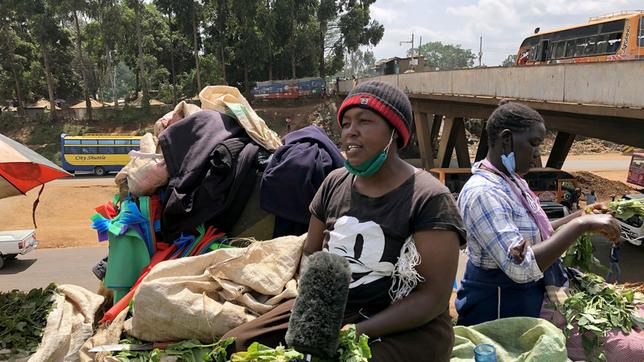Jacky Nyaboke verkauft Gemüse