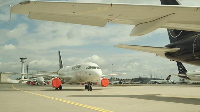 Bild: BR Gegrounded – am Boden: Nur knapp zwei Prozent der Flugzeuge vor Corona-Zeiten sind jetzt noch am Himmel.