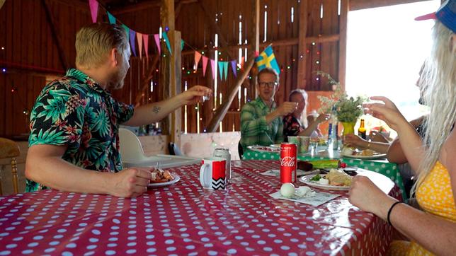 Bild: NDR/Daniel Zdolsek Früher eine Brauerei, heute Feriendomizil: Mittsommerfeier bei Familie André in Gustavsfors