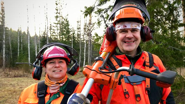 Glücklich bei der Waldarbeit: Anu und Antti Niemi aus Nordkarelien sind eigentlich Ärzte. Der Wald und ihre Holzhütte sind ihr Ausgleich zum Job. 