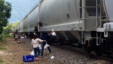 Bild: SWR Las Patronas: Frauen werfen Tüten mit Essen auf den Flüchtlingszug.