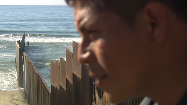 Mann an Grenzzaun zwischen USA und Mexiko