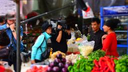 Zur Zeit der alten Seidenstraße war Xinjiang die sogenannten westlichen Regionen. Im Basar von Turpan hoffen die Händler auf mehr Touristen und mehr Geschäft. Die Sicherheitsbehörden lassen uns in Xinjiang in Ruhe. Kein Auto verfolgt uns. Das haben Kollegen schon anders erlebt.