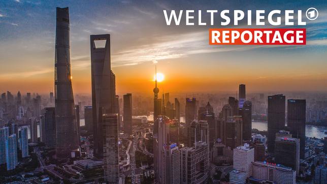 Skyline von Shanghai beim Sonnenuntergang.