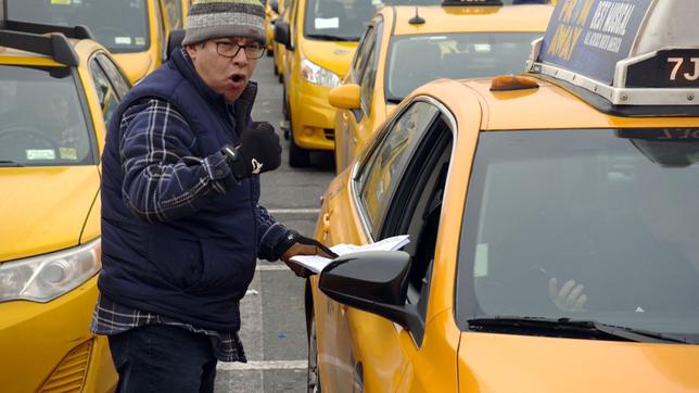 Taxifahrer neben seinem Yellow Cab