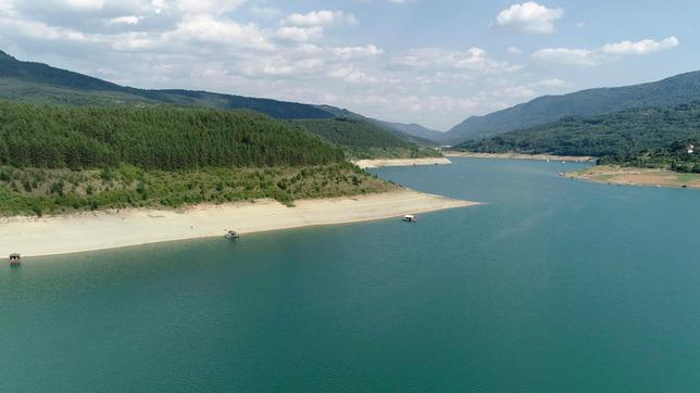 Trockenheit und finanzielle Interessen bedrohen serbische Flüsse und Seen. Doch die 68-jährige Minja will sie schützen.