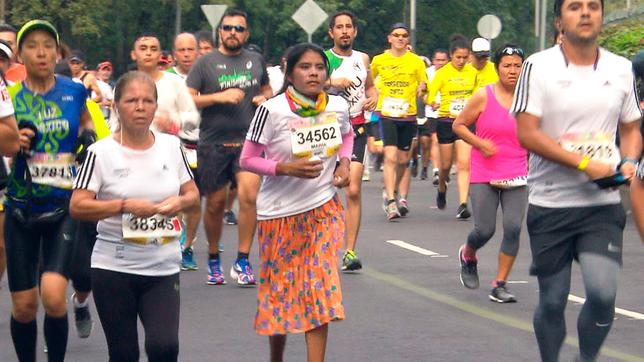 Bild: SWR Lorena Ramírez läuft beim Stadtmarathon in Mexiko-Stadt. Sie trainiert nicht – und siegt trotzdem.