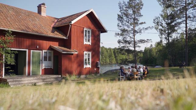 Wer die Möglichkeit hatte, ist schon im Frühjahr aufs Land gezogen, um der Corona-Gefahr zu entgehen. Die alte Brauerei direkt am Dalsland-Kanal gehört Ingela André, die den Landhandel betreibt.