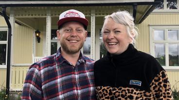 Bild: NDR Erzieher Kristoffer und Ehefrau Johanna sind froh, schon vor Corona aufs Land gezogen zu sein. Sie und ihre Kinder brauchen die Freiheit.