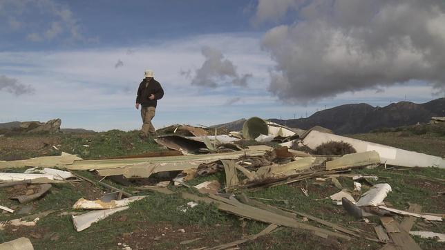 Bild: BR/Stelios Efstathopoulos Akis Papasarantis von der "Bürgerbewegung zur Rettung der kleinen Inseln der Ägäis" sieht sich den "Friedhof der Windräder" auf Evia an. 2001 wurde hier ein Windpark errichtet, inzwischen dreht sich kein Windrad mehr, aber niemand entsorgt die Reste.