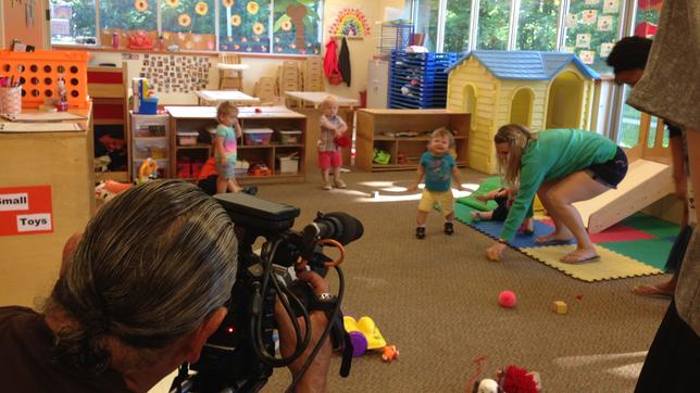 Das ARD-Team bei den Dreharbeiten in einem amerikanischen Kindergarten.