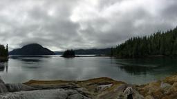 Fjord vor bewölktem Himmel