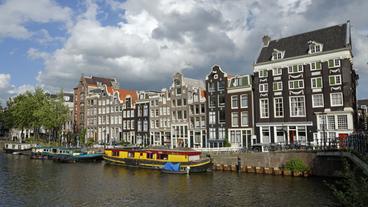 Häuserzeile an einer Gracht in Amsterdam.