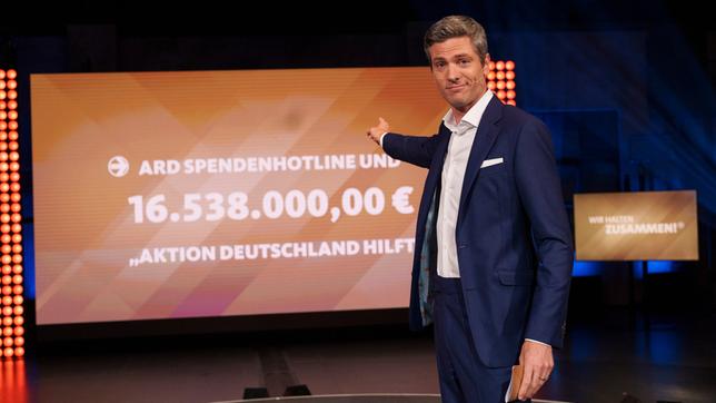 Bild: WDR/Ben Knabe Ingo Zamperoni bei der Benefiz-Sendung "Wir halten zusammen"