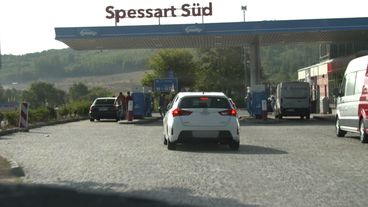 Bild: Das Erste Direkt an der Autobahn tanken, das kann teuer werden.