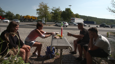 Bild: Das Erste Familie Bischof hat sich Kaffee und Eis gegönnt an der Autobahnraststätte.
