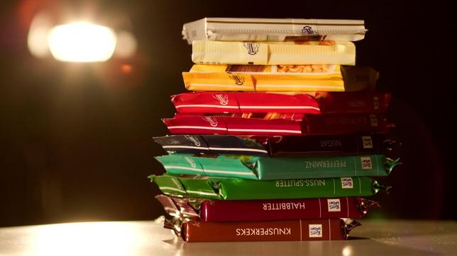Aufeinander gestapelte Tafeln Schokolade der Marke Ritter Sport