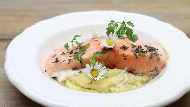Bärlauch-Polenta mit Honig-Lachs