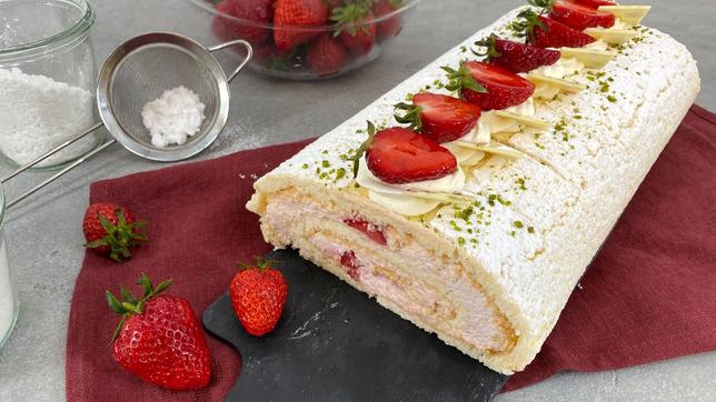 Biskuitrolle mit weißer Schokoladensahne und Beeren