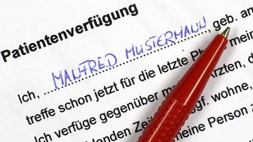 Bild: picture-alliance / dpa Ein Stift liegt auf dem ausgefüllten Vordruck einer Patientenverfügung