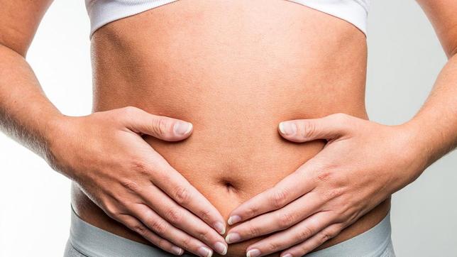 Bild: Thinkstock Eine Frau hält ihre Hände über dem Bauch.