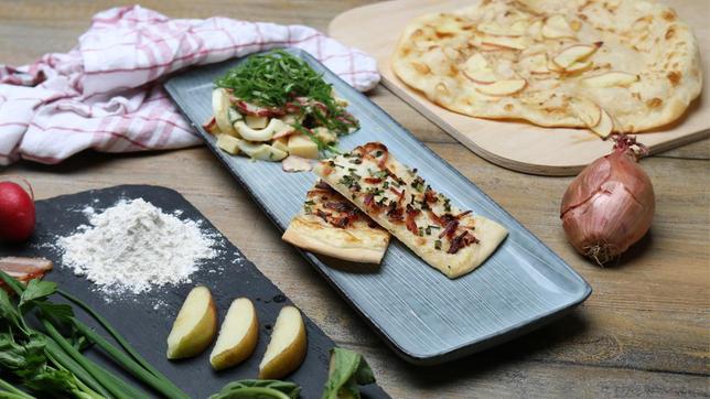 Flammkuchen mit Radieschensalat