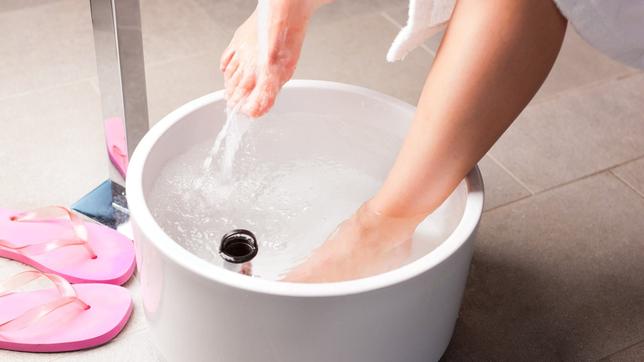 Füße werden gebadet