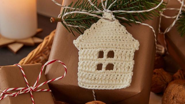 Gehäkeltes Häuschen als Geschenkanhänger
