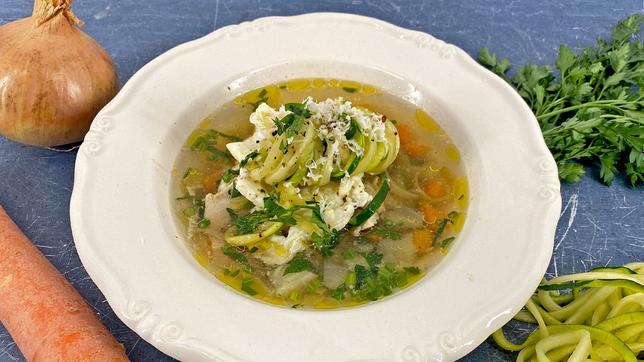 Hühnersuppe mit Ei und „Zoodles“