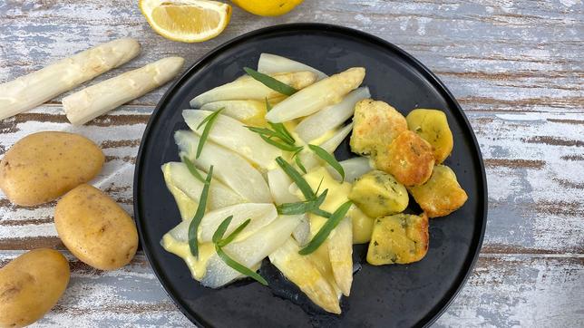 Kartoffelbuchteln mit gedünstetem Spargel und Zitronen-Hollandaise