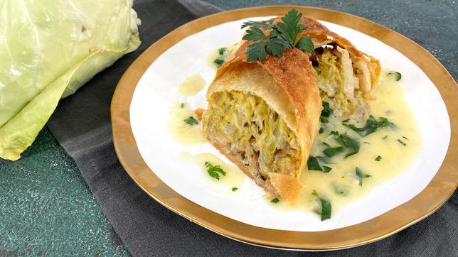 Krautstrudel mit Zwiebelsauce