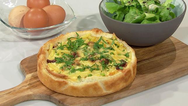 Makkaroni-Quiche mit Endiviensalat