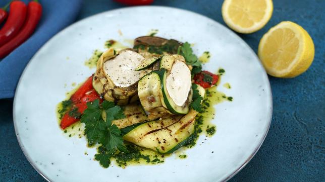 Mediterrane Gemüserolle mit Petersilien-Öl