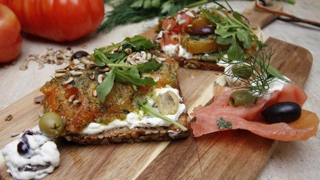 Ochsenherztomaten in Kräuterpanade mit Olivencreme
